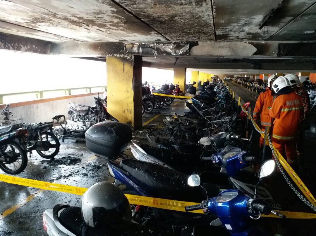 n9Jangx's tweet photo. Seremban - Satu kebakaran berlaku di bhagian parking Terminal One Seremban tengahari tadi.Punca masih dlm siasatan.
credit #RTN9 #@dzlhfq https://t.co/dqLAe0pUBe