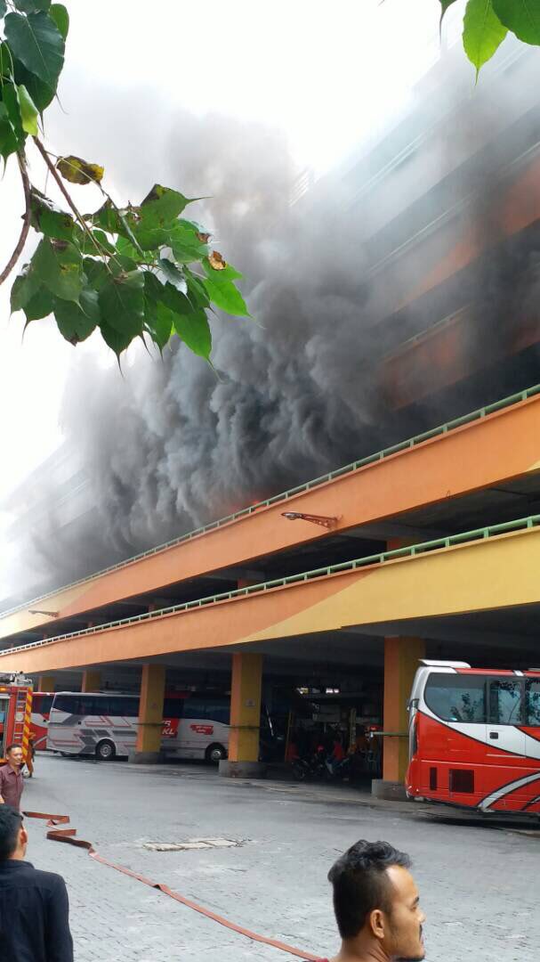 n9Jangx's tweet photo. Seremban - Satu kebakaran berlaku di bhagian parking Terminal One Seremban tengahari tadi.Punca masih dlm siasatan.
credit #RTN9 #@dzlhfq https://t.co/dqLAe0pUBe