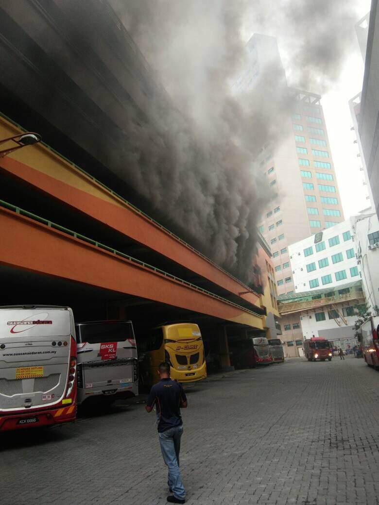 n9Jangx's tweet photo. Seremban - Satu kebakaran berlaku di bhagian parking Terminal One Seremban tengahari tadi.Punca masih dlm siasatan.
credit #RTN9 #@dzlhfq https://t.co/dqLAe0pUBe