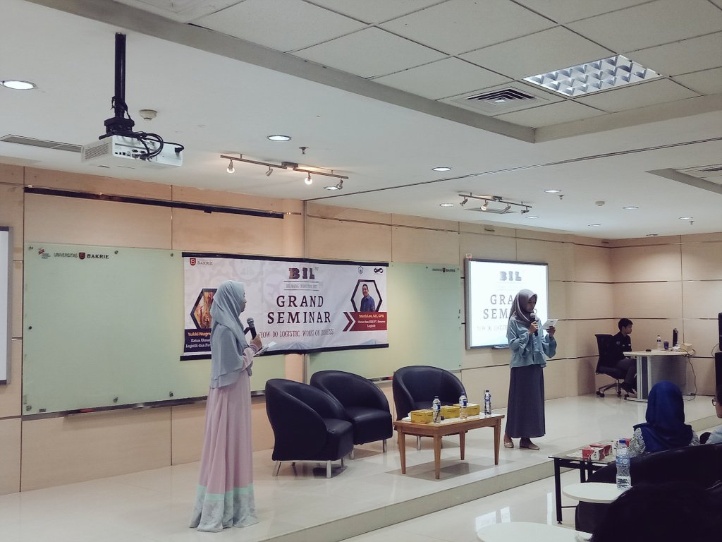 bil_ubakrie's tweet photo. Telah Berlangsung Acara Breaking Industrial Limit 2017 yang diabawakan oleh MC Annisa Fanya &amp; Shela Fitriani https://t.co/koS2y0Hsep