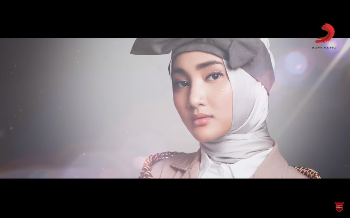 Nonton video liriknya "Ketika Tangan Dan Kaki Berkata" <a href="/FatinSL/">Fatin Shidqia Lubis</a> lagi yuk sambil ngafalin lagunya di sini : lnk.to/F0Ya