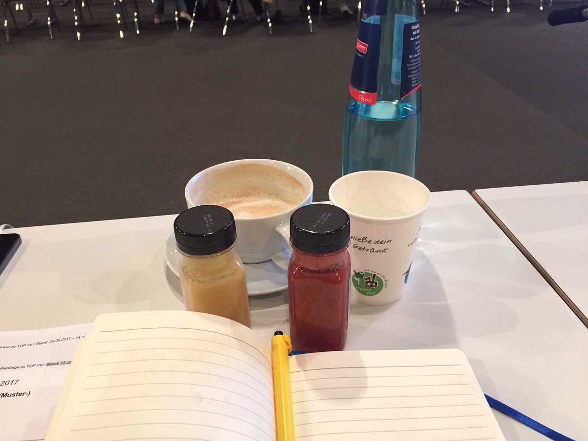 rebbybeere's tweet photo. Tag 4 beim #daet17 (Tag 5 in #freiburg): Für den Schlussspurt über die #Weiterbildung geht es nicht mehr ohne Koffein, H2O und Vitamine https://t.co/7dzJae9qjR