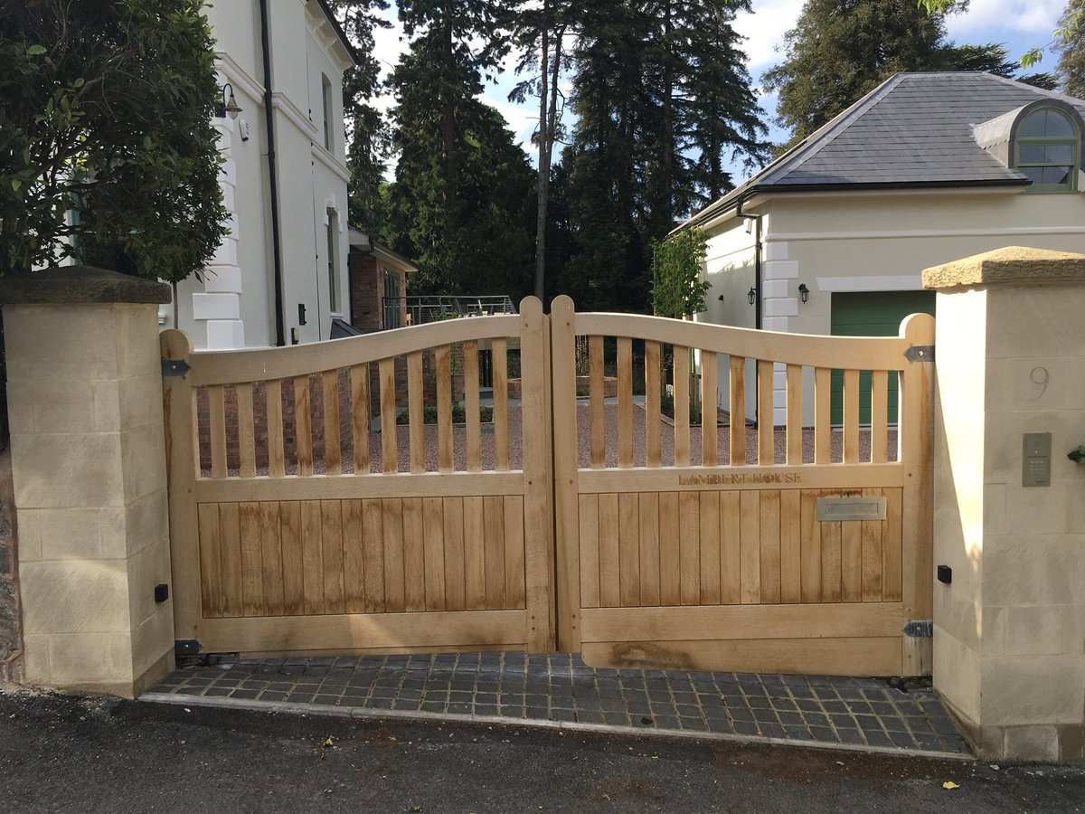 LtdAveryLand's tweet image. #oak #gates supplied and fitted with precision by @oakleafgates as part of a bespoke garden project we carried out. #aboveallelsequality