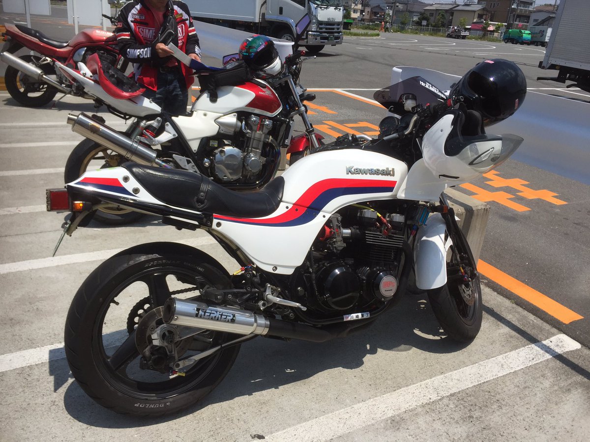 bellwoo48079396's tweet photo. この前、寝屋川陸運局行ったら、かっこいいGPZ発見💡太っといホイールにFCR💡戦闘力高めな感じが堪らん😻こんなやってたら54馬力のF2のエンジンやろな💡
#GPZ400F
#FCR35
#走り屋? https://t.co/i5QmRDRXBy