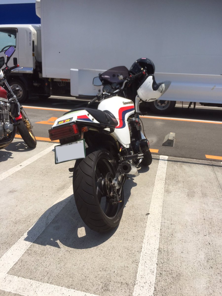bellwoo48079396's tweet photo. この前、寝屋川陸運局行ったら、かっこいいGPZ発見💡太っといホイールにFCR💡戦闘力高めな感じが堪らん😻こんなやってたら54馬力のF2のエンジンやろな💡
#GPZ400F
#FCR35
#走り屋? https://t.co/i5QmRDRXBy