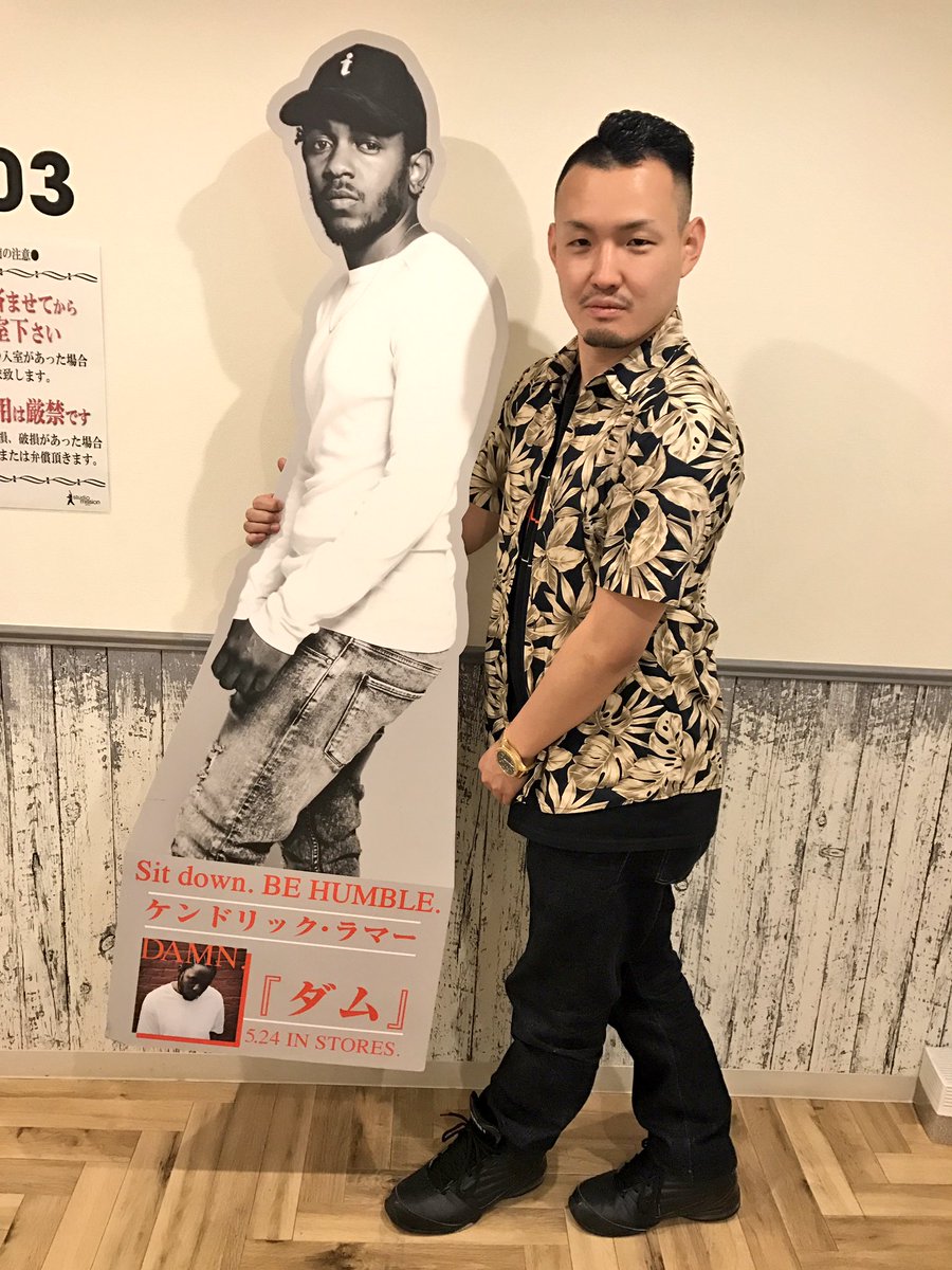 WrepRadio's tweet photo. 渋谷 #WREP学園 金曜日の日直
輪入道 も #WREP x ケンドリックラマー
キャンペーンに参加してくれました!
スタジオのパネルと写真を撮って
ハッシュタグ #WREPDAMN をつけてSNSに投稿→スタッフに申請すれば”その場で”ステッカープレゼント! https://t.co/D1xRCu0ZBw