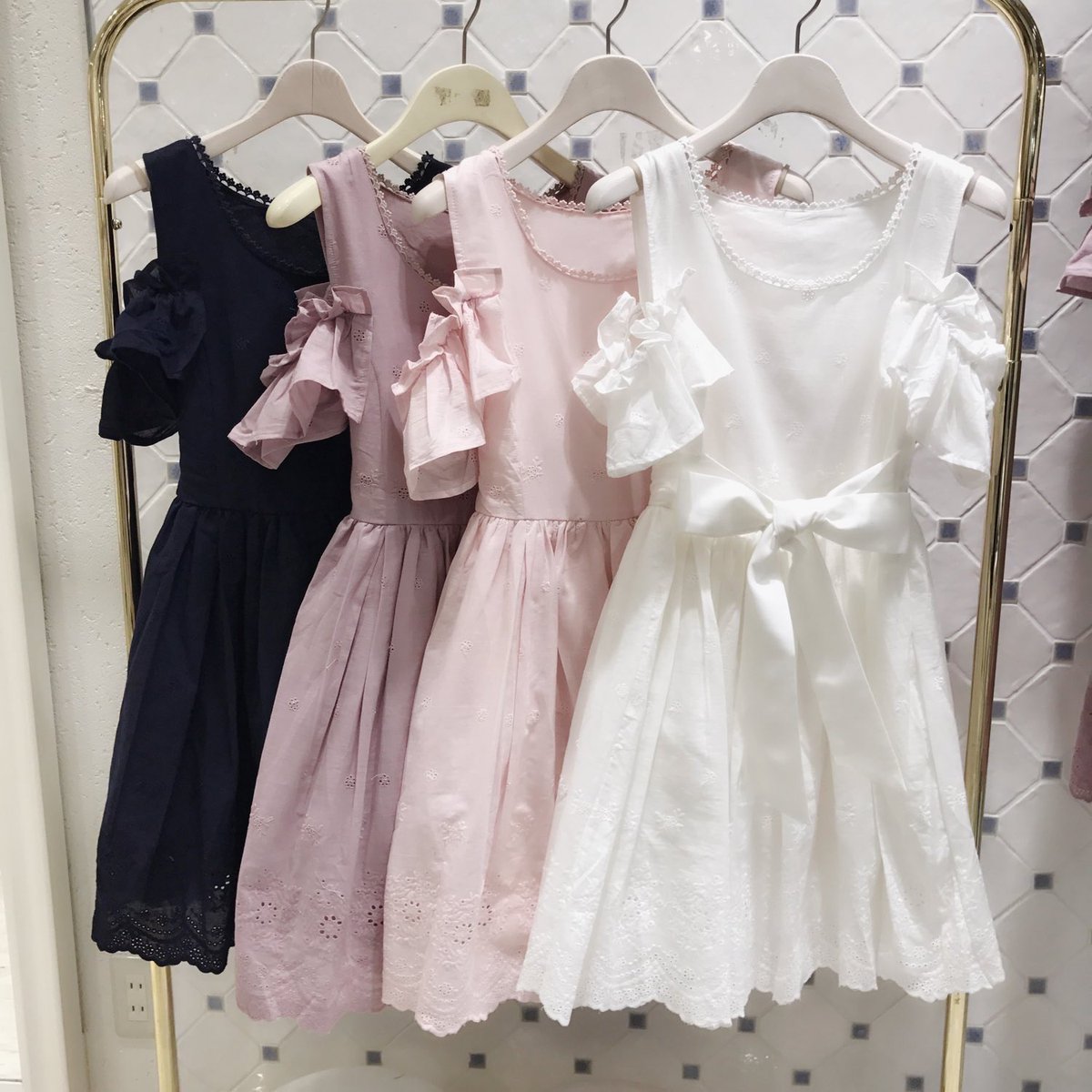 Evelyn 近鉄パッセ店 名古屋店で人気のワンピースのご紹介 再入荷して人気no 1 コットンショルダーop 7 900 Tax Oh Pi Pbe Nv 双子コーデにもおすすめ 今ならカーディガンと合わせると 11 000 Taxで Evelyn Scoopnest Evelyn 近鉄パッセ店 名古屋店で人気のワンピースのご紹介 再入荷して人気no 1 コットンショルダーop 7 900 Tax Oh Pi Pbe Nv 双子コーデにもおすすめ 今ならカーディガンと合わせると 11 000 Taxで Evelyn Scoopnest