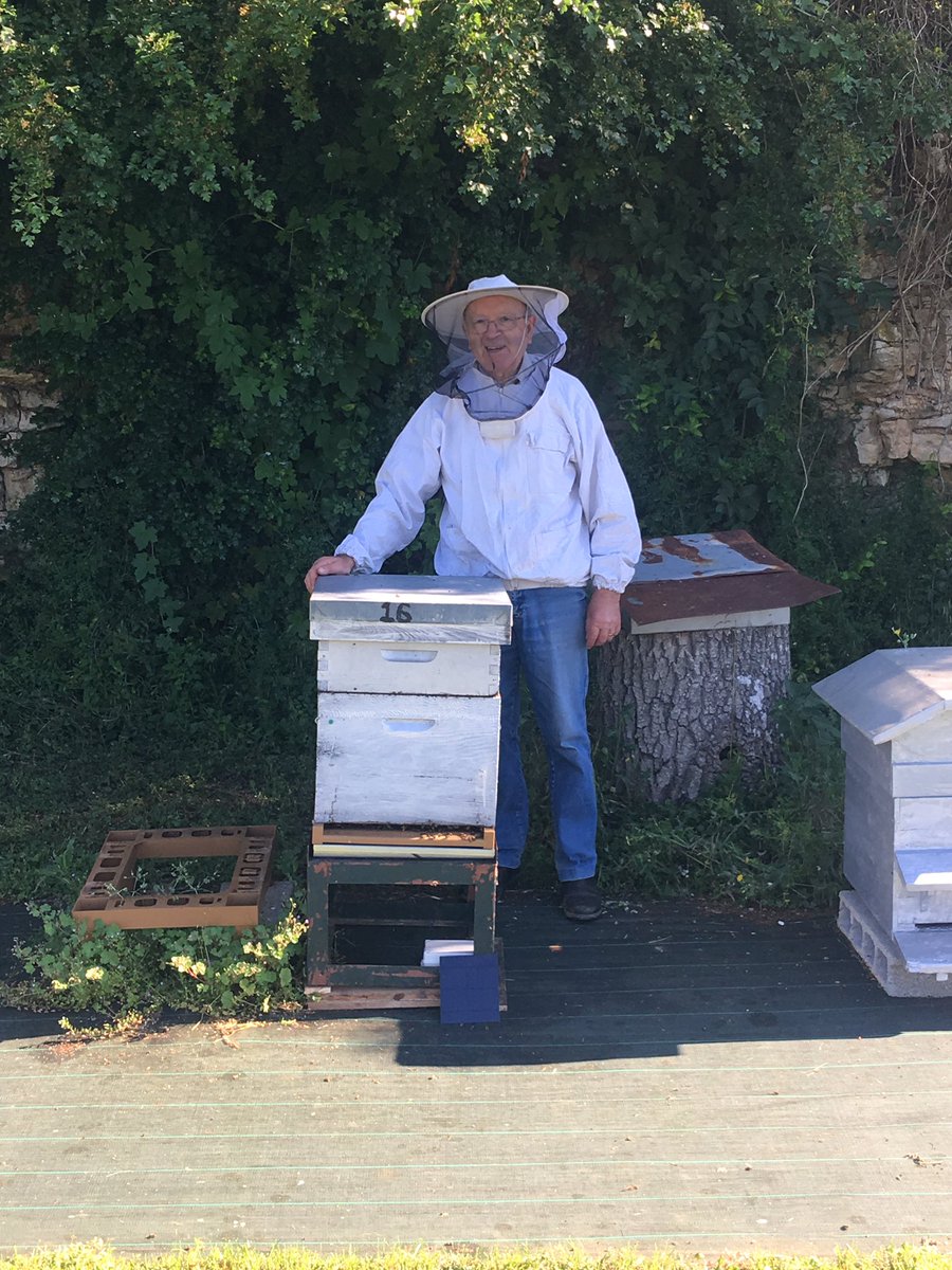 HAPPYCULTUR's tweet photo. Happyculture a le plaisir de vous montrer sa première installation de système de pesage connecté qui c'est effectuée ce matin.🐝🐝🐝 https://t.co/xDOOOWkNmw