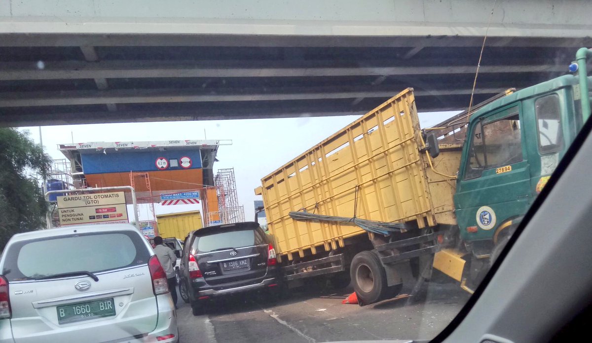TMCPoldaMetro's tweet photo. 15:27 Kecelakaan 2 Truk di KM 10 Tol Tangerang (arah ke Tomang), lalin tersendat &amp; masih penanganan Polri. @Andrieliu https://t.co/qO2dk1pcOd