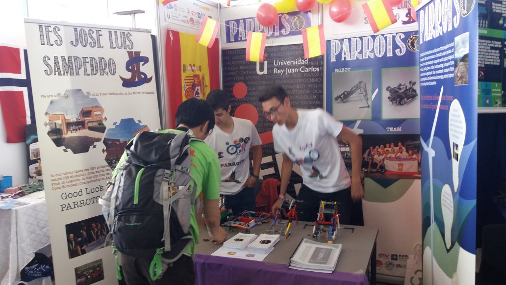 IESSampedro3Can's tweet photo. @ParrotsFll y @epsilon_fll explicando sus proyectos a los asistentes a la @firstlegoleague en Dinamarca https://t.co/ew8kXRGc05
