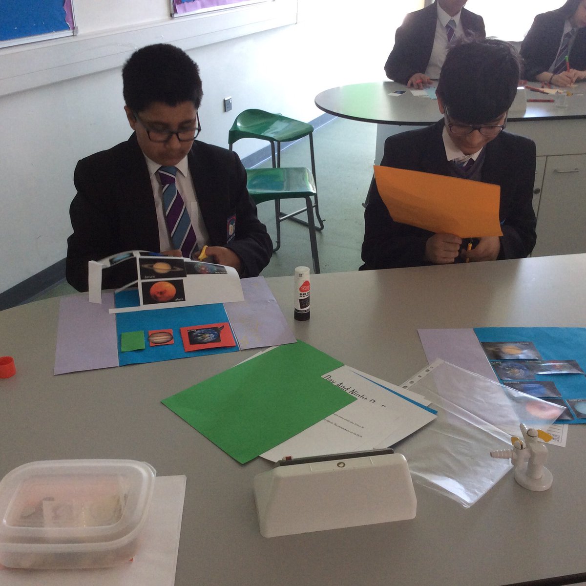 LeesMiss's tweet photo. 8C3 working hard making space lapbooks #opbuzz #stillgoingstrong https://t.co/z47ThRHStW