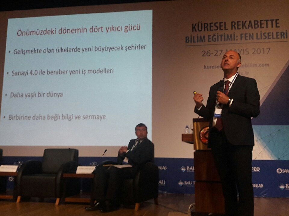 ygunalay's tweet photo. Prof. Ümit Ozlale @Bahcesehir de #fenliseleri hakkında konuşuyor. @fenLisesi https://t.co/EJK67fMipp