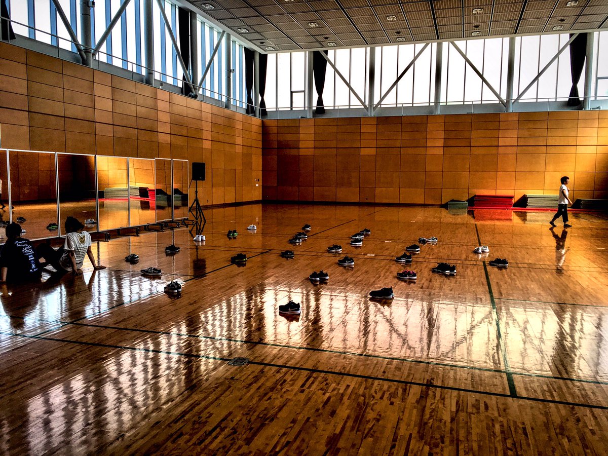 TAKAHIRO_UENO_'s tweet photo. 教育に携わらせて頂いている大阪芸術大学で授業を行いました。若き生徒さんのエネルギーが凄かったです！沢山の物を吸収して、工夫し、新しきものを生み出していって下さいね:) https://t.co/Th0ePc00qB