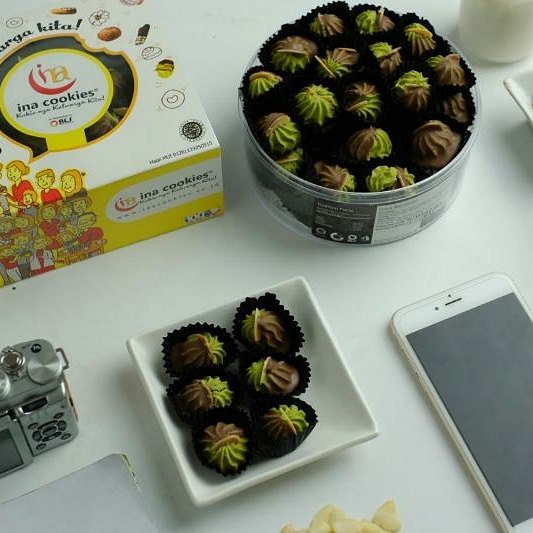 RuangAksaramu's tweet photo. Ina Cookies, kukiz juara harga Rp85.000 per toples. Beraneka rasa. Kirim dari Depok or Semarang WA @dewirieka  082137762809 #inacookies https://t.co/9YYHRfSP11