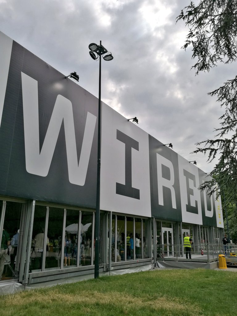 HuaweiMobileIT's tweet photo. In diretta dal #WNF17 con @wireditalia per l'#hackathon #PortraitHack in compagnia di #HuaweiP10 e #HuaweiP10Plus https://t.co/01vsHs5TIt