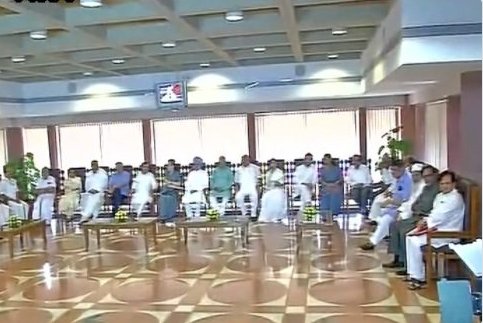 NewsStateUPUK's tweet photo. #BreakingNews #SoniaGandhi की ओर से बुलाई गई #Opposition पार्टियों की बैठक में 17 पार्टियों के नेता हिस्सा ले रहे हैं #PresdentialElection https://t.co/ZlFHjs3jN3