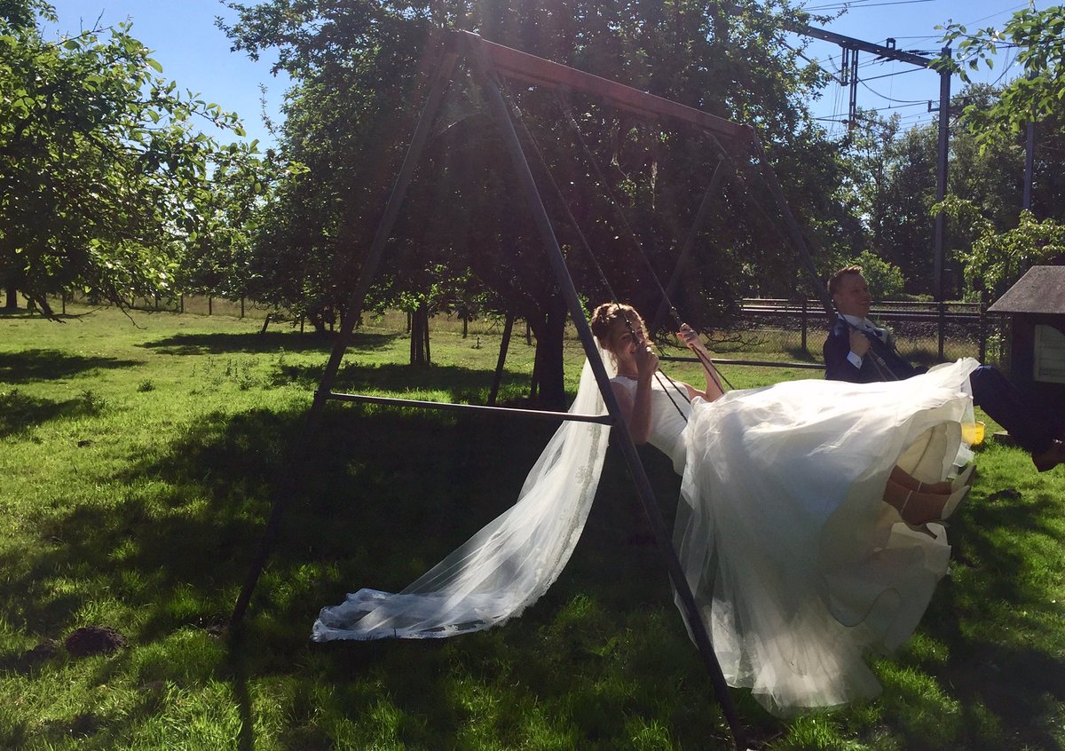 BruidsSTYLE's tweet photo. Soms heb je echt een #luckyshot #bruid #bruidsfotografie #bruidskapsel #Groenekan #boerderij #trouwen #bruidsstyling #bridalstyling https://t.co/zAgGz1TQgT