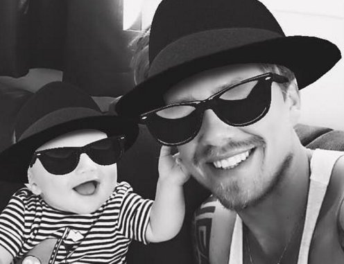 weekbladweekend's tweet photo. Lief! Baby André Hazes als opa André https://t.co/OWAijkodcB #weekbladweekend #andrehazes #andrehazesIII @AndreH6Jr https://t.co/R2baTv4PSg