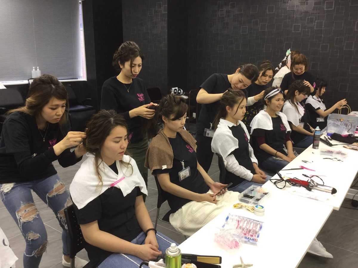 ロゼ ビューティー美容専門学院 V Twitter 校内ヘアアレンジ大会 優勝は誰かな 皆んな一生懸命 ヘアアレンジ 大阪美容学校 美容通信