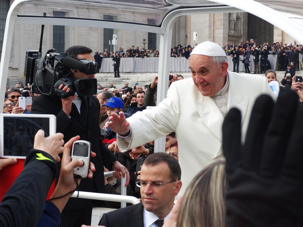 RCFLyon's tweet photo. À 20h15, le @CardBarbarin continue son enseignement sur "La Joie de l'Evangile" du @Pontifex_fr @diocesedelyon https://t.co/cfKEafGBAT https://t.co/crzCeiY2Al