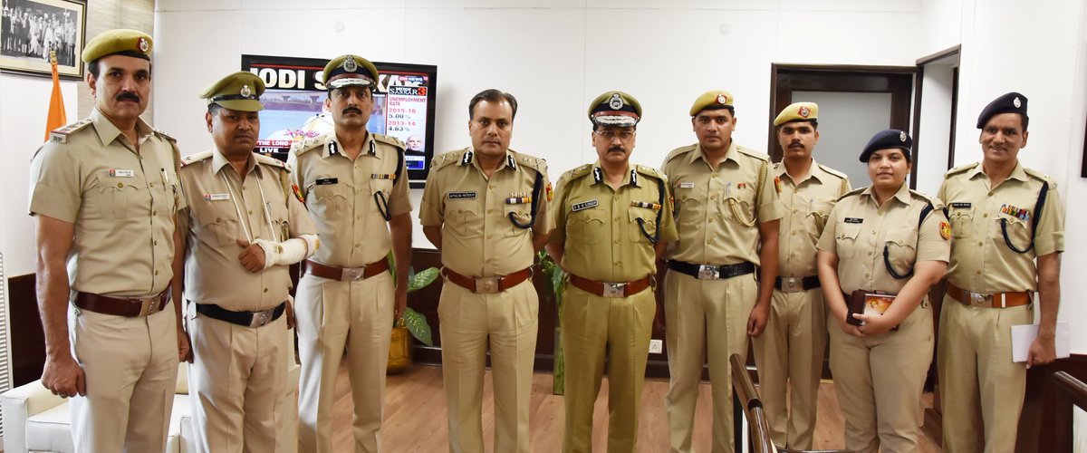 Dragged, fired at &amp;injured but ASI Pawan, Ct Sachin &amp;Sandip arstd dreaded robbers <a href="/CPDelhi/">CP Delhi #DilKiPolice</a> awarded them AKP 4 their bravery &amp;courage