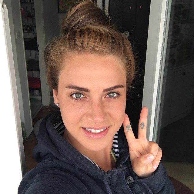 official_ates's tweet photo. Tünaydınn...Her zaman gülümse ve gül geç✌️ #nomakeup #nofilter Ayrıca dün yaptığınız iyi yada kötü yorumlar için teşekkürler☺️ https://t.co/YWvNmbB5G9