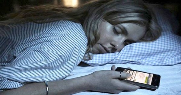BuzzDe0uf's tweet photo. Il faut impérativement cesser de dormir avec son téléphone. La raison va vous anéantir - https://t.co/I8BZ7zhmxX https://t.co/C8KTn7o40x