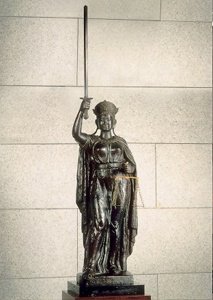 正義の女神像は日本の最高裁判所にも設置されている。目隠しをつけてい