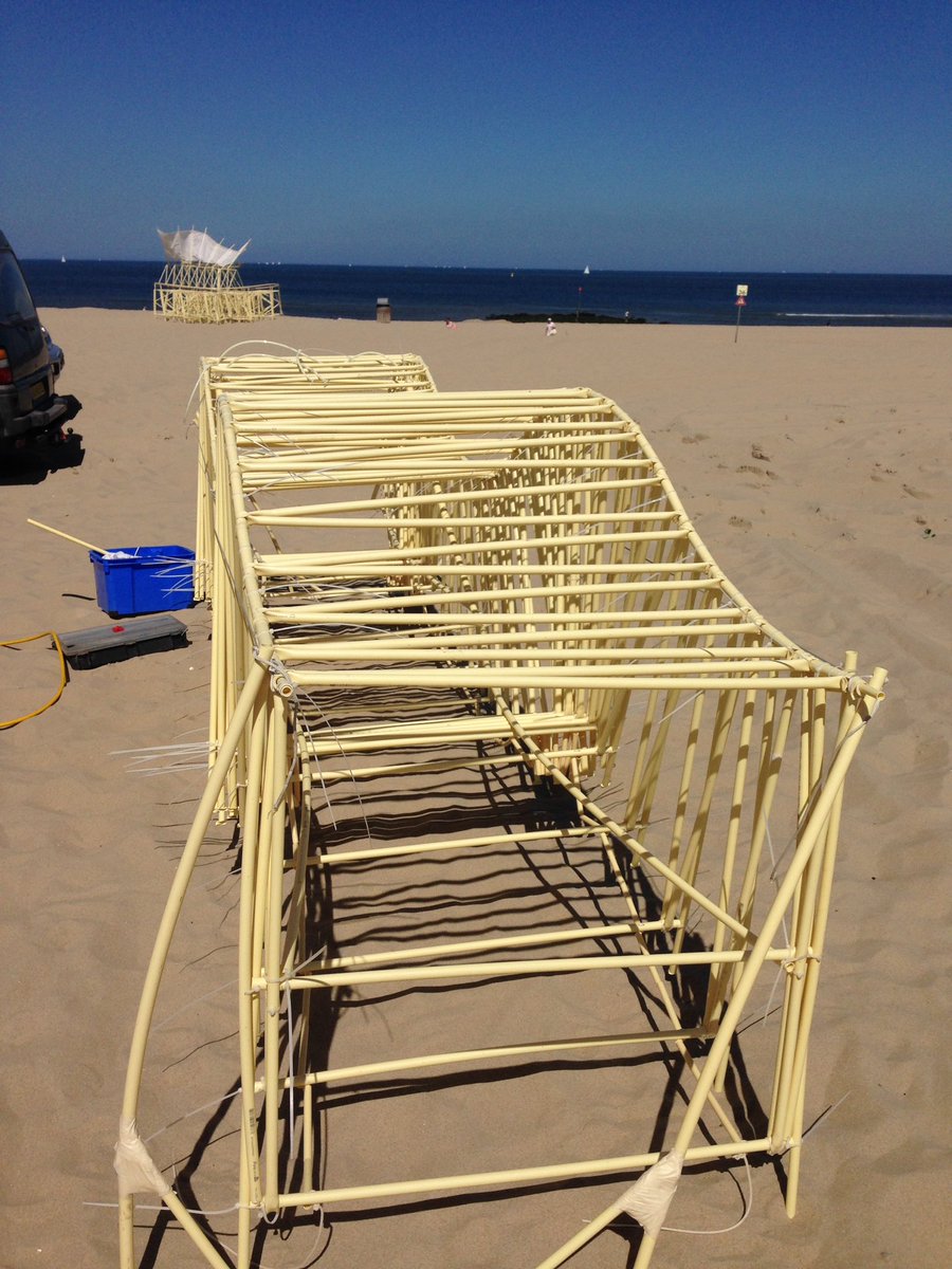 Nulvijftien's tweet photo. #Strandbeesten van @theojansenkr bij #defuut #Scheveningen #DenHaag
Via @jorienjansen photography #art
https://t.co/hylhRhSip6