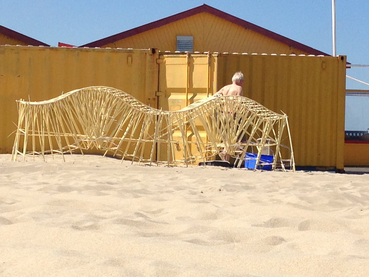 Nulvijftien's tweet photo. #Strandbeesten van @theojansenkr bij #defuut #Scheveningen #DenHaag
Via @jorienjansen photography #art
https://t.co/hylhRhSip6