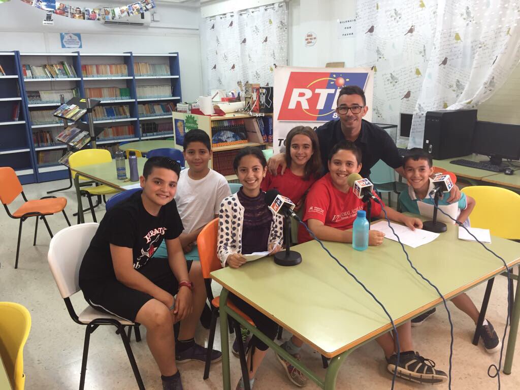 roldan_news's tweet photo. Radio Torre Pacheco hoy en @HernArdieta Con "El show del Ardieta" la radio en mi centro. Próximamente en el 87.7 FM https://t.co/nmvYZUpA0d