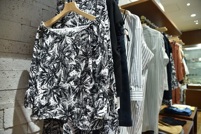 SHIPS_LTD's tweet photo. 今日の自分より明日の自分が好き。トレンドを自分らしく着こなす。#PreferSHIPS POP-UP STORE #SHIPS 有楽町店で開催！なんばパークス店でも同時開催中！ #プリファーシップス #シップス https://t.co/I8FXazdyaN https://t.co/o3ux8gW8Ax