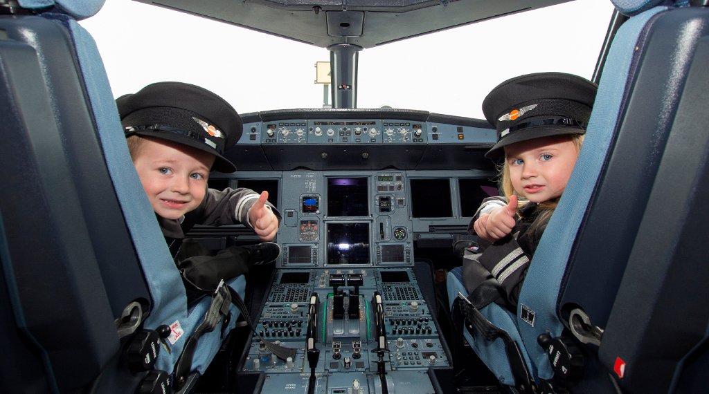 easyJet's tweet photo. Our new 'trainee pilots' are pretty cute, don't you think? ❤️ #WhyNot https://t.co/sJHSLf32Qz