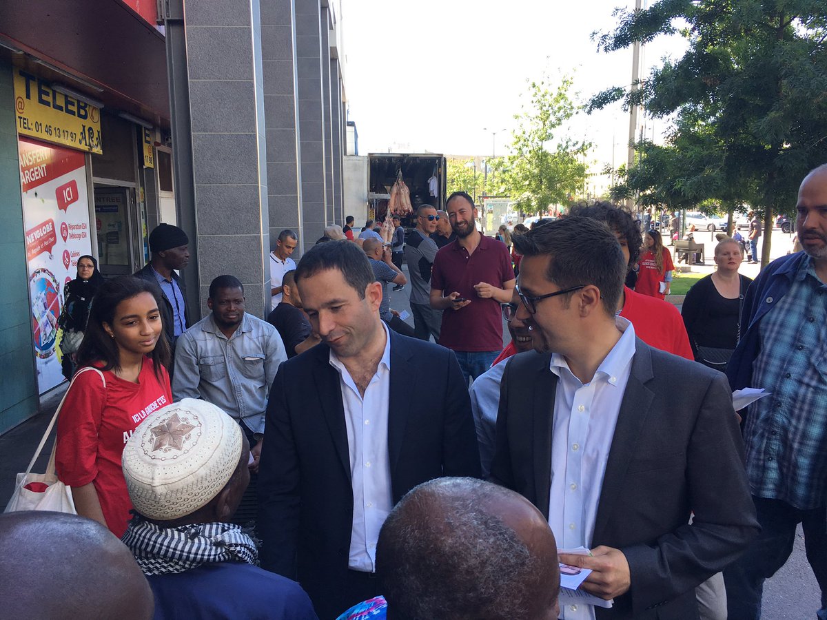 AlexisBachelay's tweet photo. Merci à @benoithamon pour sa visite de soutien au marche Aragon de #Colombes. Et merci à tous les habitants pour l'accueil très chaleureux. https://t.co/Zn2LieIpSA