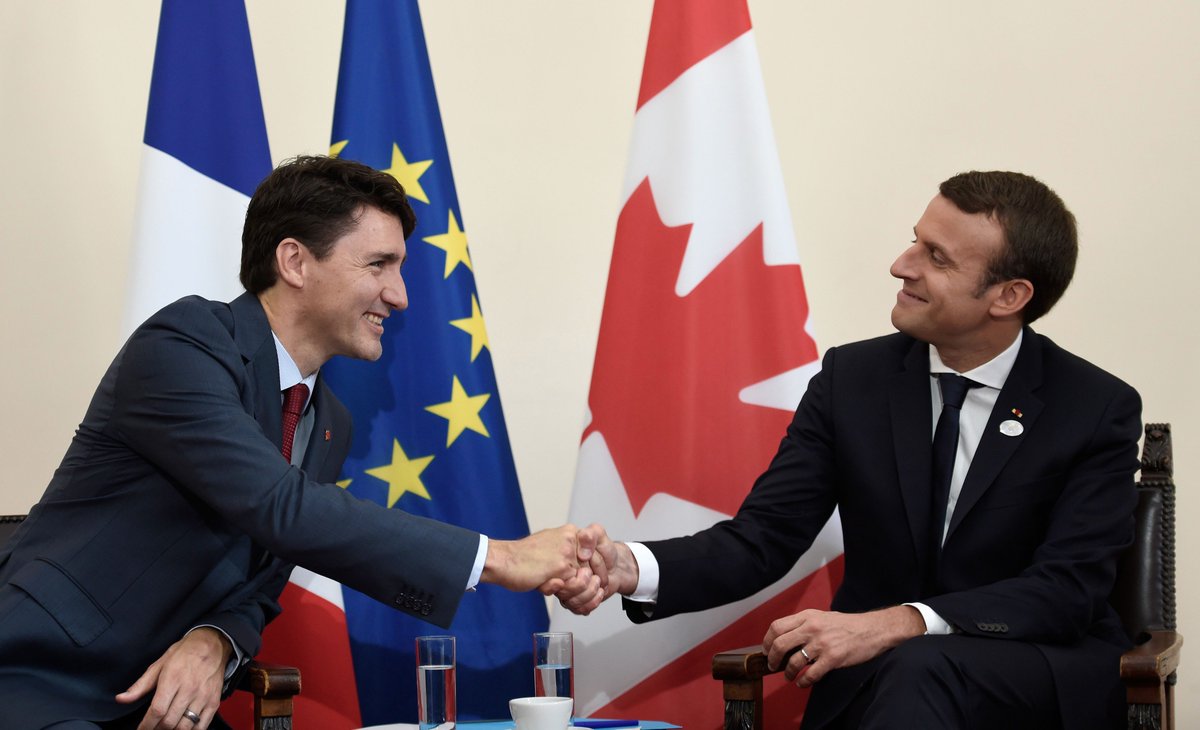 tara_mulholland's tweet photo. Well this handshake looks very different https://t.co/XzskHo6gWy