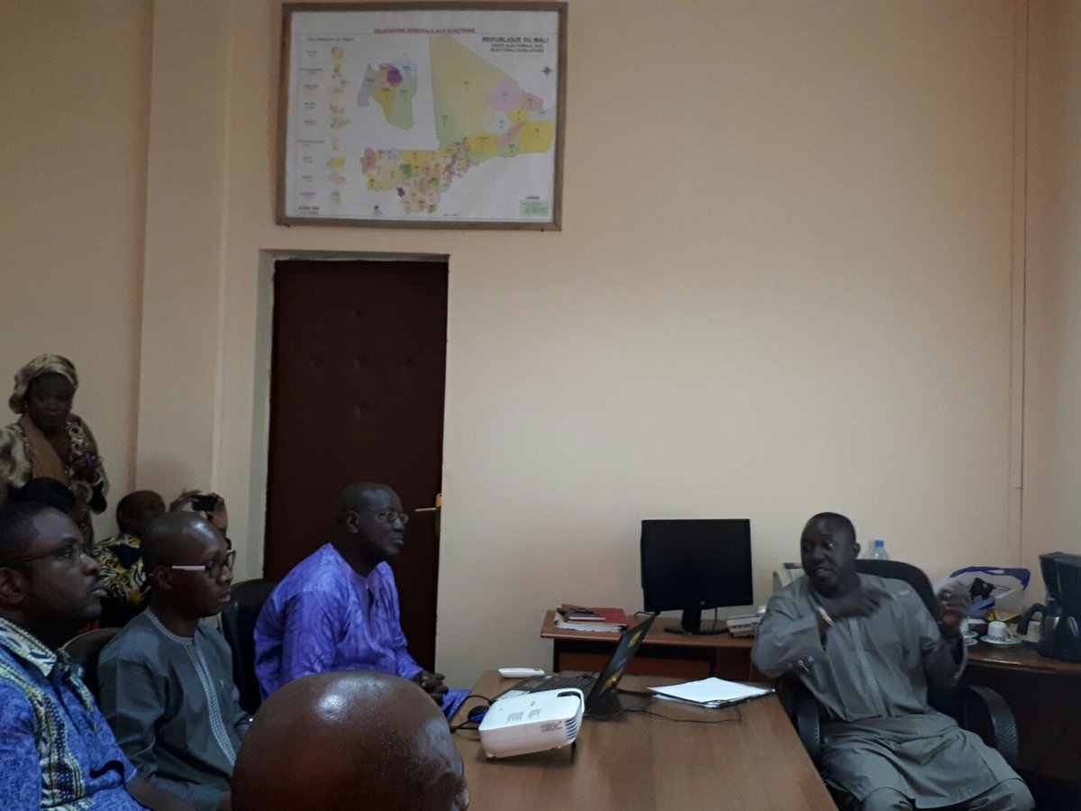 esrhub's tweet photo. Jour5: Présentation de la DGE par Monsieur Djoutourou Drame Codirecteur DGE @esrhub @mytuwindi @IbrahimaANiang @big_hamda https://t.co/z371vuaiiD