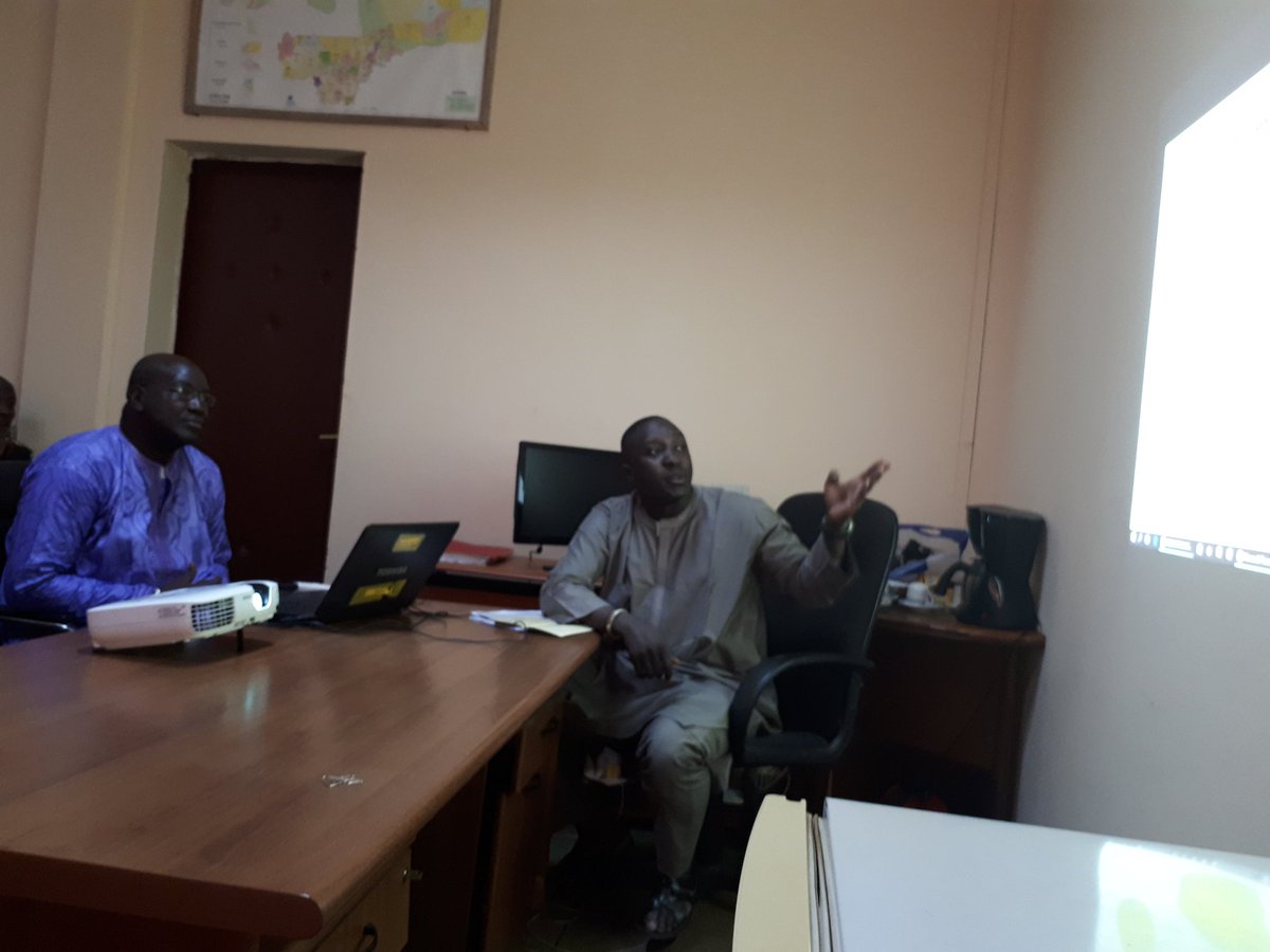 esrhub's tweet photo. Jour5: Présentation de la DGE par Monsieur Djoutourou Drame Codirecteur DGE @esrhub @mytuwindi @IbrahimaANiang @big_hamda https://t.co/z371vuaiiD