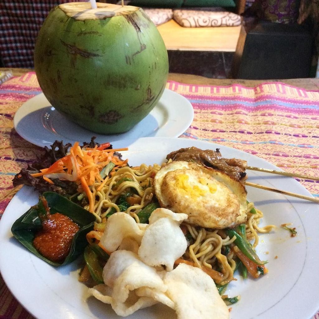 scillytraveller's tweet photo. Not bad for £2.50 🙏🏼 #miegoreng #freshcoconut https://t.co/78IXm3YfFA https://t.co/NmumA9GlZP