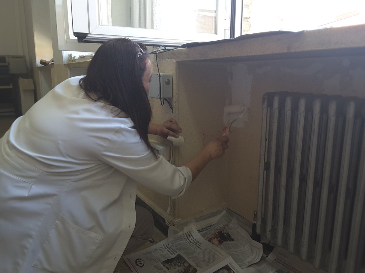 AulA3plus's tweet photo. Trabajando en equipo!👏👏 protegiendo el punto débil de la envolvente del @Aula3plus.  #eficiencienergetica https://t.co/ganf4CWrxG