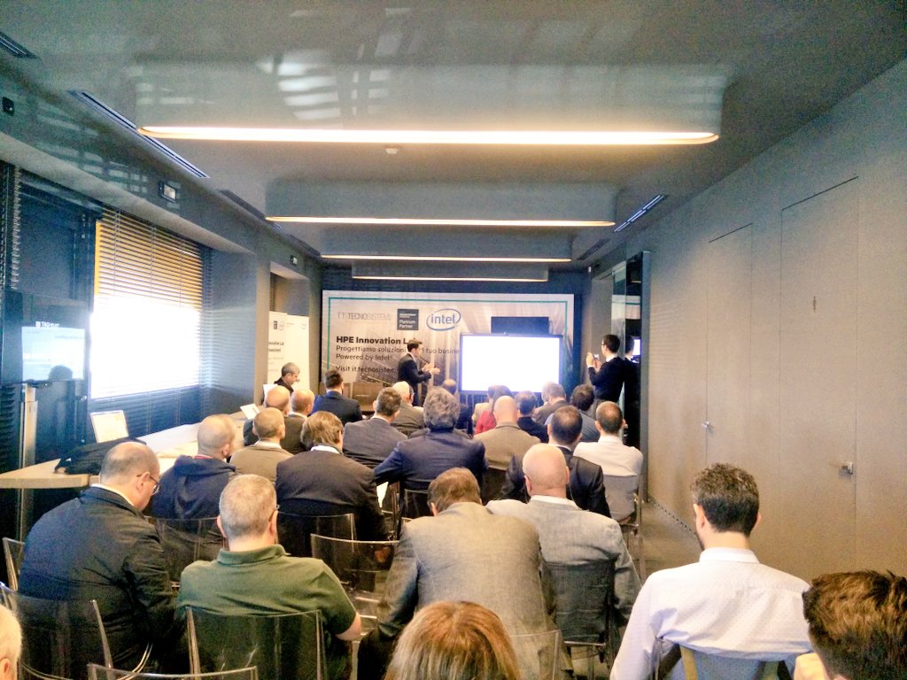 TT_Tecnosistemi's tweet photo. Marco Tognarelli, presales engineer @TT_Tecnosistemi, presenta le innumerevoli soluzioni che si possono trovare nel nostro #HPEInnoLab https://t.co/3lPFp9SfMn
