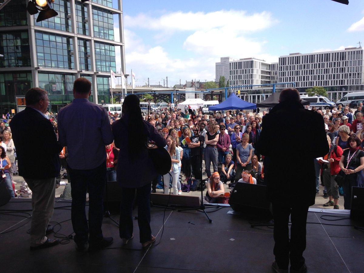 #Fluchtgedenken am <a href="/hbf_berlin/">Berlin Hauptbahnhof</a> für gestorbene Flüchtlinge im Mittelmeer. #kirchentag #dekt17