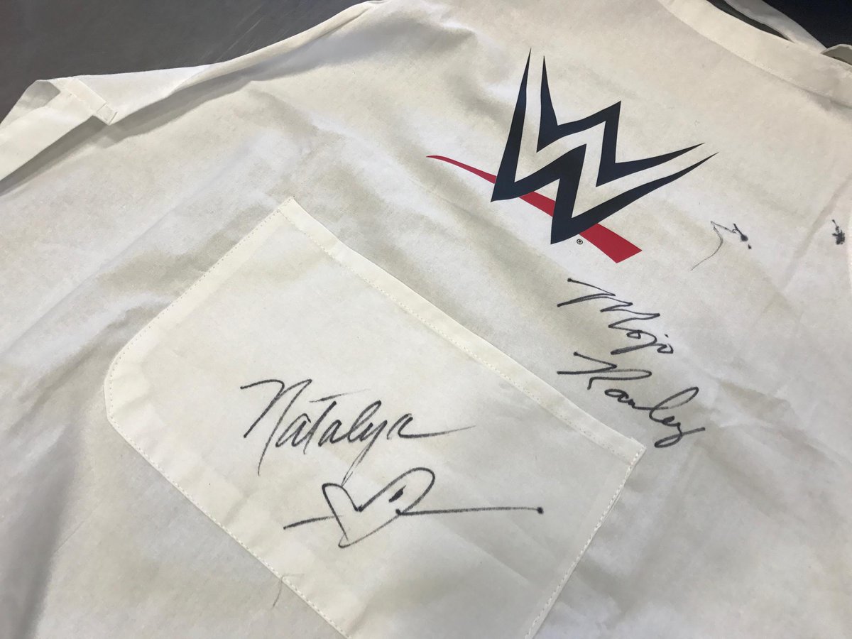 WWEespana's tweet photo. ÚLTIMAS HORAS para participar en el #sorteo de este delantal firmado por @NatbyNature y @MojoRawleyWWE. Como siempre: RT+Follow. https://t.co/ufC7avAcUu