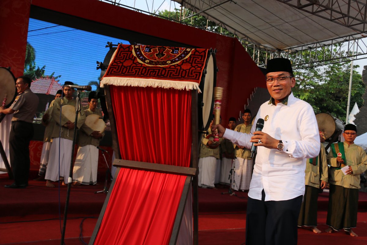 MusthofaWardoyo's tweet photo. Dandangan ini mngaskan bhw Kudus kota religius yg ttp menjunjung toleransi. Slmt berpuasa Ramadan 1438H
#dandangan
@Kemenag_RI @Kemenpar_RI https://t.co/cHDw0MNRHz