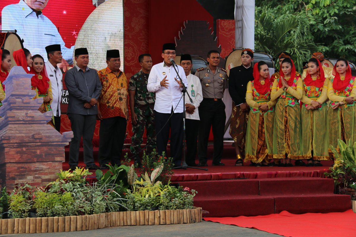 Dandangan ini mngaskan bhw Kudus kota religius yg ttp menjunjung toleransi. Slmt berpuasa Ramadan 1438H
#dandangan
<a href="/Kemenag_RI/">Kementerian Agama RI</a> @Kemenpar_RI