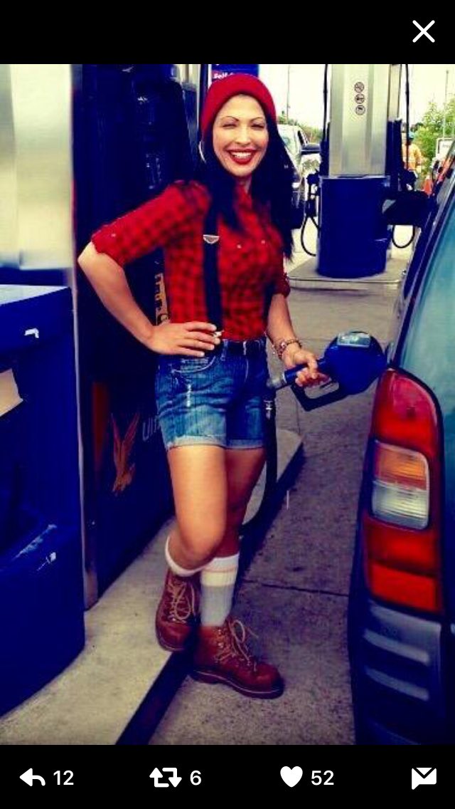 UTheKnockOut's tweet photo. Still 1 of my fave episodes #farbackfriday post. #season1 #canadiantuxedo #ursulastolf #storagewarscan #storagewarsnortherntreasures https://t.co/FcGU5QadNe