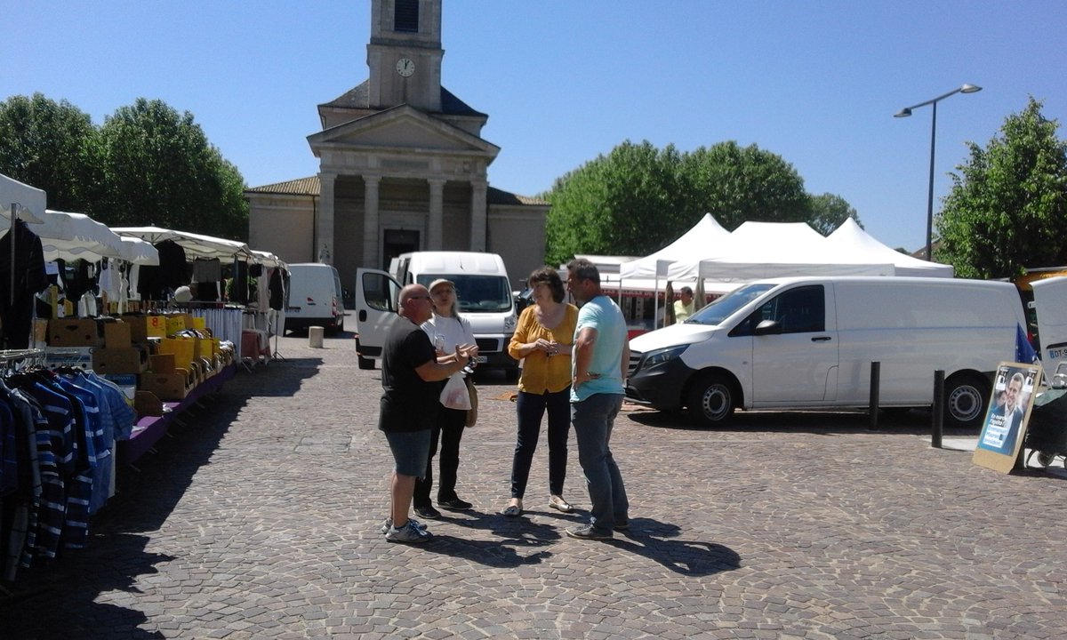 Rachelliuchen's tweet photo. Ce matin nous sommes au marché de Sennecey le Grand #LREM https://t.co/xEAFz2NIJN