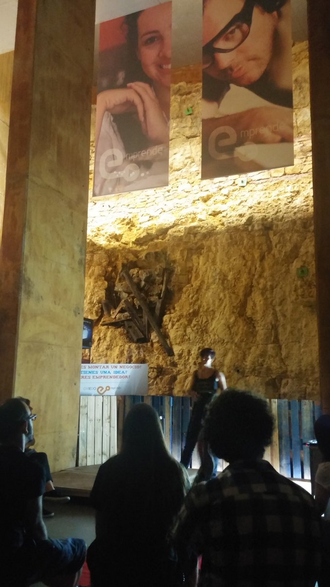 OviedoEmprende's tweet photo. Hoy #cinetworking en el espacio más peculiar de @TaludEria #Networking #Emprendimiento y #Cine. Gran afluencia. Genial con @AJEASTURIAS https://t.co/jDBznihh90