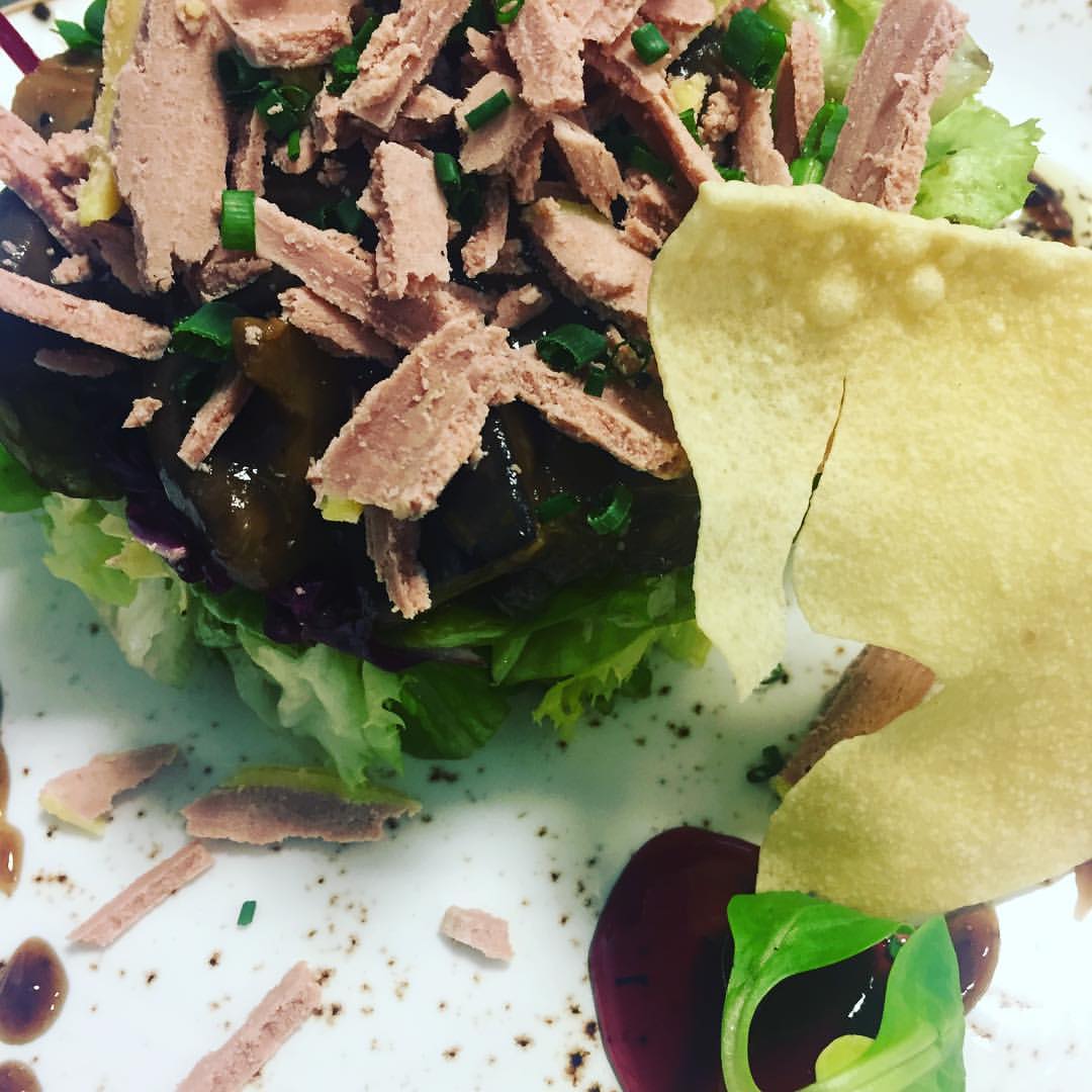 bal_d_o's tweet photo. Donde comer este #finde? "Ensalada de setas escabechadas, foie y caramelo d vino" es un plato d nuestro menú, solo decimos esto ;) #Zaragoza https://t.co/fb0NuFuztS