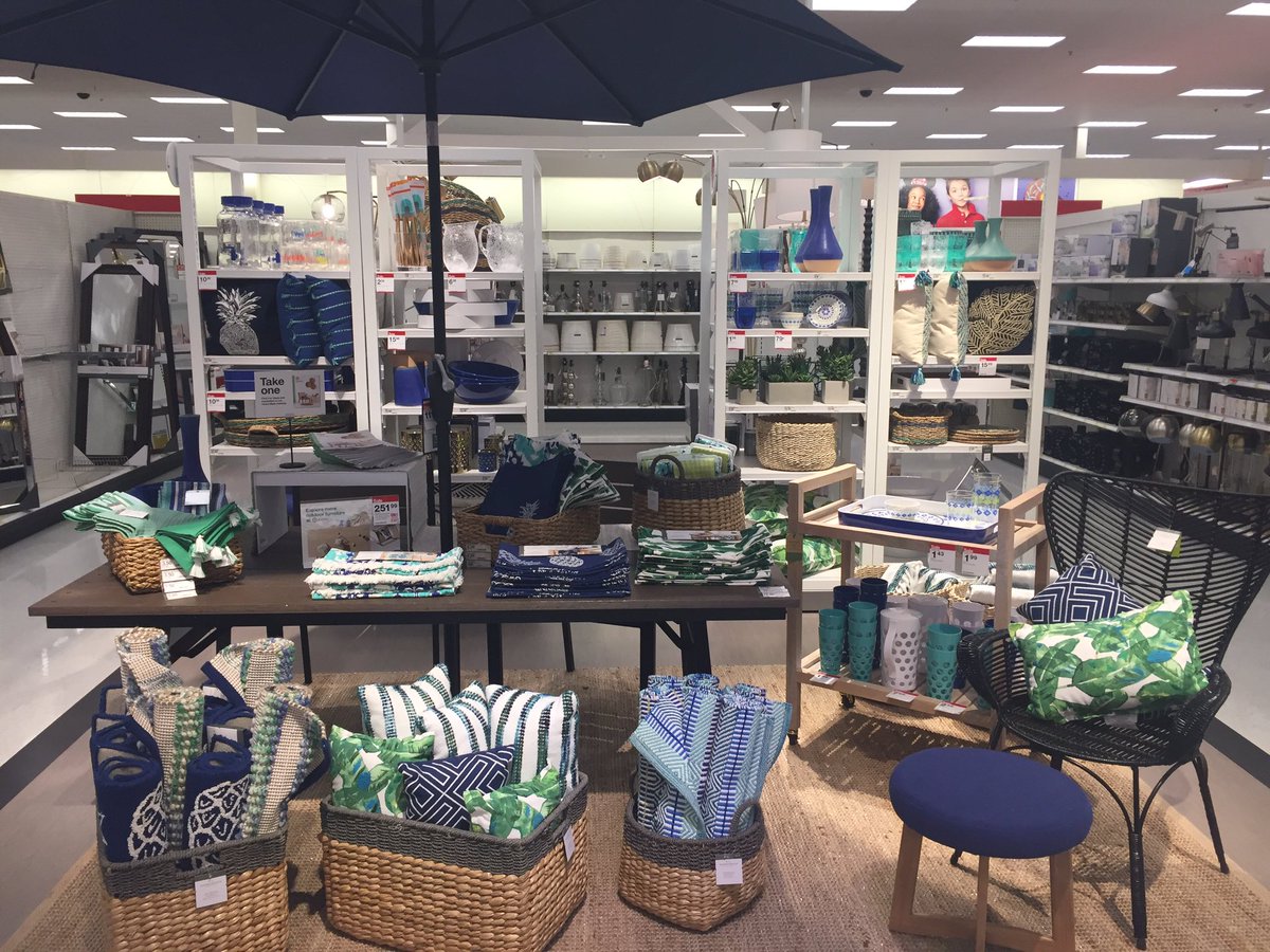 Those picnic tables aren't going to decorate themselves!  #thefrid #MemorialDayWeekend <a href="/MelissaKohler4/">Melissa Kohler</a> <a href="/JenieBrisson/">Jenie Brisson</a> @AndrewE_TGT