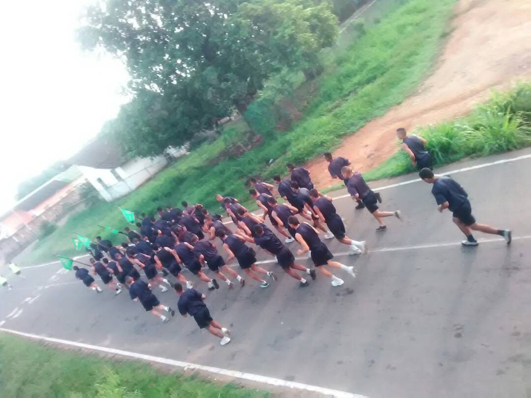 Por las calles de San Félix Edo. Bolívar el <a href="/EJB_642BING/">@EJB_642BING</a> se mantiene entrenado día a día para defender está Patria grande. Ven y alistate.
